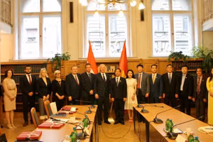 Bộ trưởng Nguyễn Kim Sơn làm việc với Bộ trưởng Bộ Văn hóa và Đổi mới Hungary về việc tăng cường hợp tác giáo dục và đào tạo.