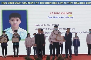 Lê Đức Khuyến nhận hai giải Nhất thi học sinh giỏi của tỉnh Thái Bình môn Toán và Hóa học.