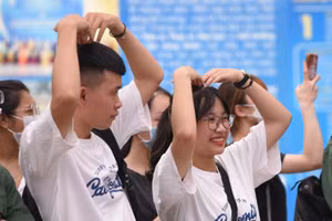 Sinh viên Trường ĐH Công đoàn rạng rỡ trong ngày tựu trường. Ảnh: Thế Đại.