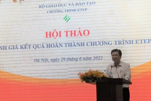 Thứ trưởng Bộ GD&ĐT Nguyễn Hữu Độ phát biểu tại hội thảo.