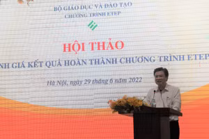 Thứ trưởng Bộ GD&ĐT Nguyễn Hữu Độ phát biểu tại hội thảo.