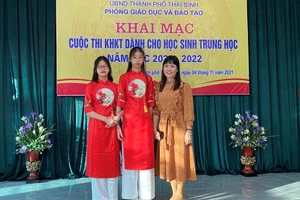 Cô Nguyễn Thị Hồng Mỵ cùng 2 học sinh tham gia nghiên cứu đề tài “Xây dựng mô hình tự học ở trường phổ thông theo tấm gương nhà bác học Lê Quý Đôn”.