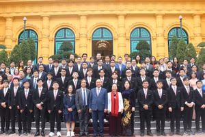 Chủ tịch nước Nguyễn Xuân Phúc và các đại biểu chụp ảnh lưu niệm cùng đoàn học sinh tại Phủ Chủ tịch.