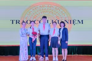 Cô Nguyễn Thị Thu Hà tặng hoa cho Đội học sinh tuyên truyền về phòng cháy, chữa cháy và cứu nạn, cứu hộ.