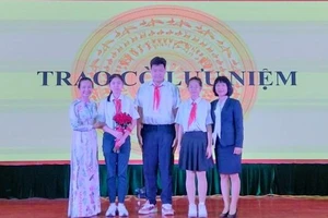 Cô Nguyễn Thị Thu Hà tặng hoa cho Đội học sinh tuyên truyền về phòng cháy, chữa cháy và cứu nạn, cứu hộ.