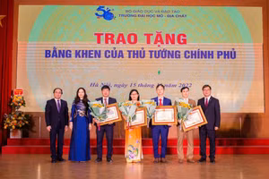 Trao Bằng khen của Thủ tướng Chính phủ cho các cá nhân có thành tích xuất sắc của Trường ĐH Mỏ - Địa chất.