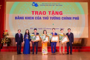 Trao Bằng khen của Thủ tướng Chính phủ cho các cá nhân có thành tích xuất sắc của Trường ĐH Mỏ - Địa chất.