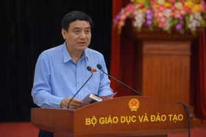 Ông Nguyễn Đắc Vinh, Chủ nhiệm Ủy ban Văn hóa, Giáo dục của Quốc hội phát biểu tại hội nghị. 