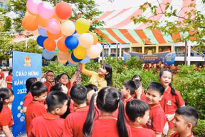 Cô trò trường Lý Thái Tổ vui trong ngày hội khai trường.