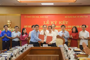 Chủ nhiệm Ủy ban Văn hóa, Giáo dục của Quốc hội Nguyễn Đắc Vinh và Bộ trưởng Bộ GD&ĐT Nguyễn Kim Sơn đại diện 2 cơ quan ký kết quy chế phối hợp.