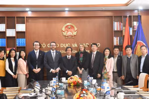 Bộ trưởng Nguyễn Kim Sơn tiếp, làm việc với ngài Iain Frew - Đại sứ Vương quốc Anh tại Việt Nam.