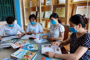 Thầy cô nghiên cứu sách giáo khoa mới. Ảnh: ITN.