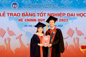 GS.TS Phạm Hồng Chương trao bằng tốt nghiệp cho tân cử nhân.