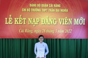 Võ Ngọc Hân là học sinh đầu tiên trong lịch sử 13 năm của Trường THPT Trần Đại Nghĩa được kết nạp Đảng.