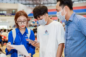 Tân sinh viên Trường ĐH Phenikaa được hỗ trợ tận tình khi đến nhập học.