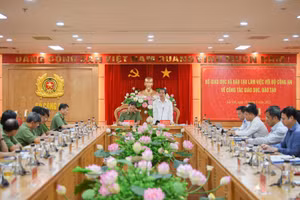 Bộ trưởng Bộ Giáo dục và Đào tạo Nguyễn Kim Sơn; Thứ trưởng Bộ Công an Trần Quốc Tỏ chủ trì buổi làm việc.