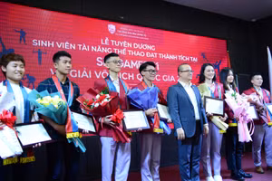 PGS.TS Nguyễn Trúc Lê trao bằng khen cho các sinh viên đạt thành tích tại SEA Games 31.
