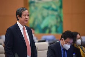 Bộ trưởng Nguyễn Kim Sơn phát biểu tại phiên giải trình về triển khai dạy học trong bối cảnh Covid-19 chiều 25/2.