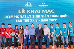 Các đội thi chụp ảnh lưu niệm tại khai mạc Olympic Vật lí sinh viên toàn quốc lần thứ XXIV.