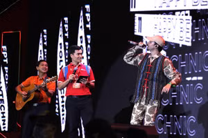 Màn song ca ngẫu hứng “Lối nhỏ” giữa rapper Đen và các thầy giáo trường FPT Polytechnic.