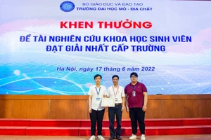 Trường ĐH Mỏ - Địa chất khen thường sinh viên có đề tài nghiên cứu khoa học đạt giải Nhất cấp trường.