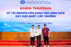 Trường ĐH Mỏ - Địa chất khen thường sinh viên có đề tài nghiên cứu khoa học đạt giải Nhất cấp trường.