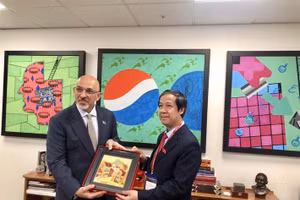 Bộ trưởng Nguyễn Kim Sơn và Bộ trưởng Giáo dục Vương quốc Anh Nadhim Zahawi.