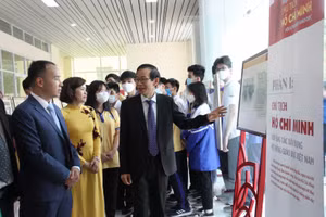 GS.TS Nguyễn Văn Minh, Hiệu trưởng Trường Đại học Sư phạm Hà Nội và các đại biểu tham quan Triển lãm.