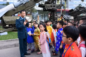 Học sinh Trường Tiểu học Lý Thái Tổ tham quan Bảo tàng Phòng không-Không quân. 