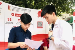 Học sinh Trường THPT Trần Phú (Hoàn Kiếm, Hà Nội) tìm hiểu về trường đại học trước kỳ tuyển sinh năm 2020.