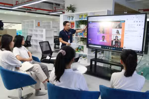 Thầy Nguyễn Trọng Tùng trong một giờ dạy về Kinh doanh - Hướng nghiệp.