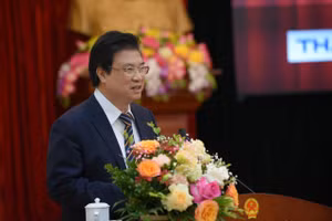 Thứ trưởng Bộ GD&ĐT Nguyễn Hữu Độ phát biểu tại buổi lễ. Ảnh: Thế Đại.