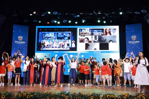 Học sinh và thầy cô Ivy Global School toàn cầu cùng biểu diễn tiết mục Graduation Dynamite tại lễ bế giảng.