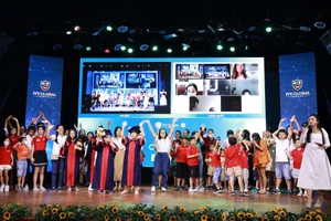 Học sinh và thầy cô Ivy Global School toàn cầu cùng biểu diễn tiết mục Graduation Dynamite tại lễ bế giảng.