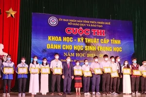 Khen thưởng học sinh Trong Cuộc thi Khoa học-Kỹ thuật cấp tỉnh dành cho học sinh trung học tại Thừa Thiên Huế năm học 2021-2022.