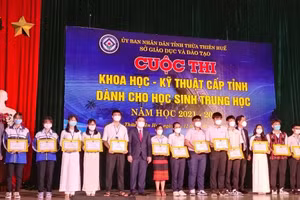 Khen thưởng học sinh Trong Cuộc thi Khoa học-Kỹ thuật cấp tỉnh dành cho học sinh trung học tại Thừa Thiên Huế năm học 2021-2022.