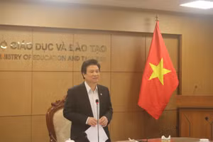 Thứ trưởng Bộ Giáo dục và Đào tạo Nguyễn Hữu Độ phát biểu tại cuộc họp.