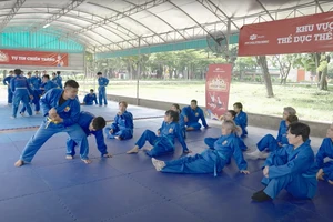 Thầy Hồ Ngọc Lợi trong giờ dạy Vovinam.