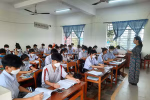 Cô trò Trường THPT Trần Đại Nghĩa (Cần Thơ) trong giờ ôn thi tốt nghiệp THPT năm 2022.