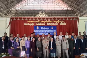 Đại biểu tham dự và cùng lãnh đạo trường chụp hình lưu niệm tại buổi lễ.