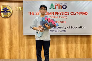 Võ Hoàng Hải, hiện là học sinh lớp 11A2 chuyên Vật lí, Trường THPT chuyên Khoa học Tự nhiên - Trường ĐH Khoa học Tự nhiên, ĐHQG Hà Nội.