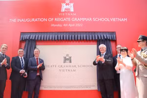 Các đại biểu đã khánh thành biển tên mới, chính thức đánh dấu cột mốc mới cho Trường Tiểu học, Trung học cơ sở và Trung học phổ thông Reigate Grammar Việt Nam.