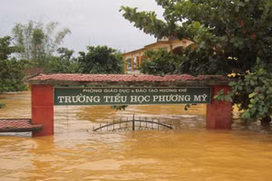Trường học tại Hà Tĩnh ngập sâu trong nước. Ảnh: Minh Thư, Trí Châu