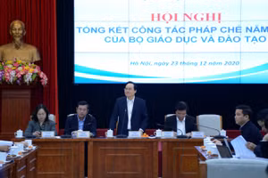 Bộ trưởng Bộ GD&ĐT Phùng Xuân Nhạ phát biểu tại hội nghị.