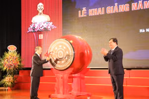 Thứ trưởng Bộ Công thương Cao Quốc Hưng đánh trống khai giảng năm học mới.