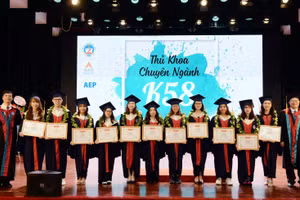 PGS.TS Phạm Hồng Chương và TS. Vũ Văn Ngọc tặng hoa và giấy khen cho các sinh viên thủ khoa các chuyên ngành.