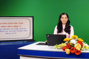 Giáo viên An Giang dạy học trên truyền hình.