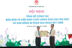 Thứ trưởng Bộ GD&ĐT Hoàng Minh Sơn trao Bằng khen của Bộ trưởng Bộ GD&ĐT cho Cục trưởng Cục Quản lý chất lượng Mai Văn Trinh.