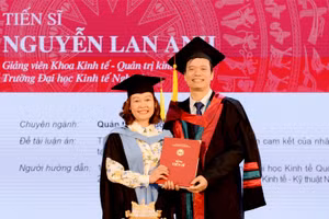 PGS.TS Phạm Hồng Chương – Hiệu trưởng nhà trường - trao bằng cho các tân tiến sĩ