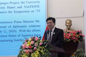 Thứ trưởng Bộ GD&ĐT Nguyễn Hữu Độ phát biểu tại hội thảo.